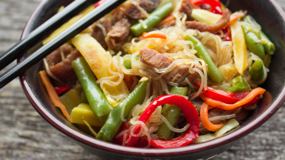 Nudelsallad med pak choy och utskuren biff